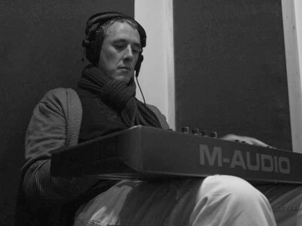 Icebreeze (aka Nick Webber) concentrating playing a keyboard in a recording studio